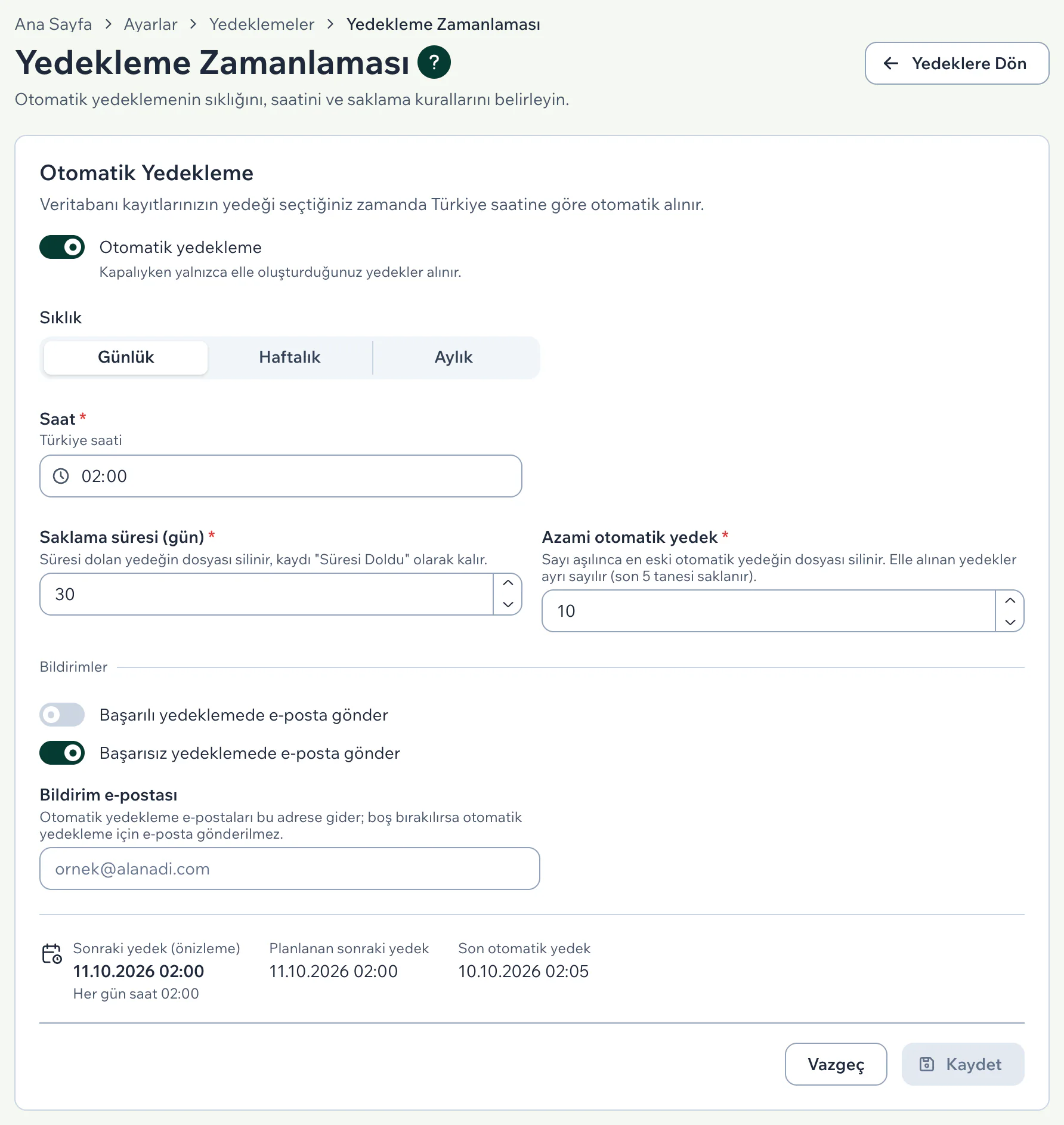 Yedekleme Zamanlaması formu: otomatik yedekleme açık, sıklık Günlük, saat 02:00, saklama süresi 30 gün, azami otomatik yedek 10